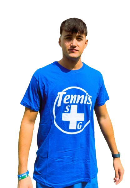 Uomo con maglietta blu e logo 