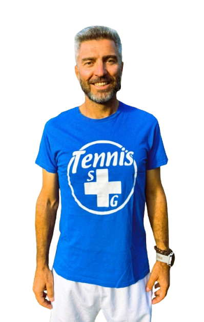 Un uomo in maglietta blu con il logo