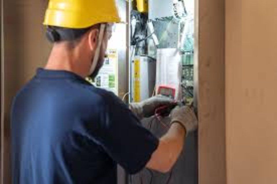 Ispezione meccanismo ascensore