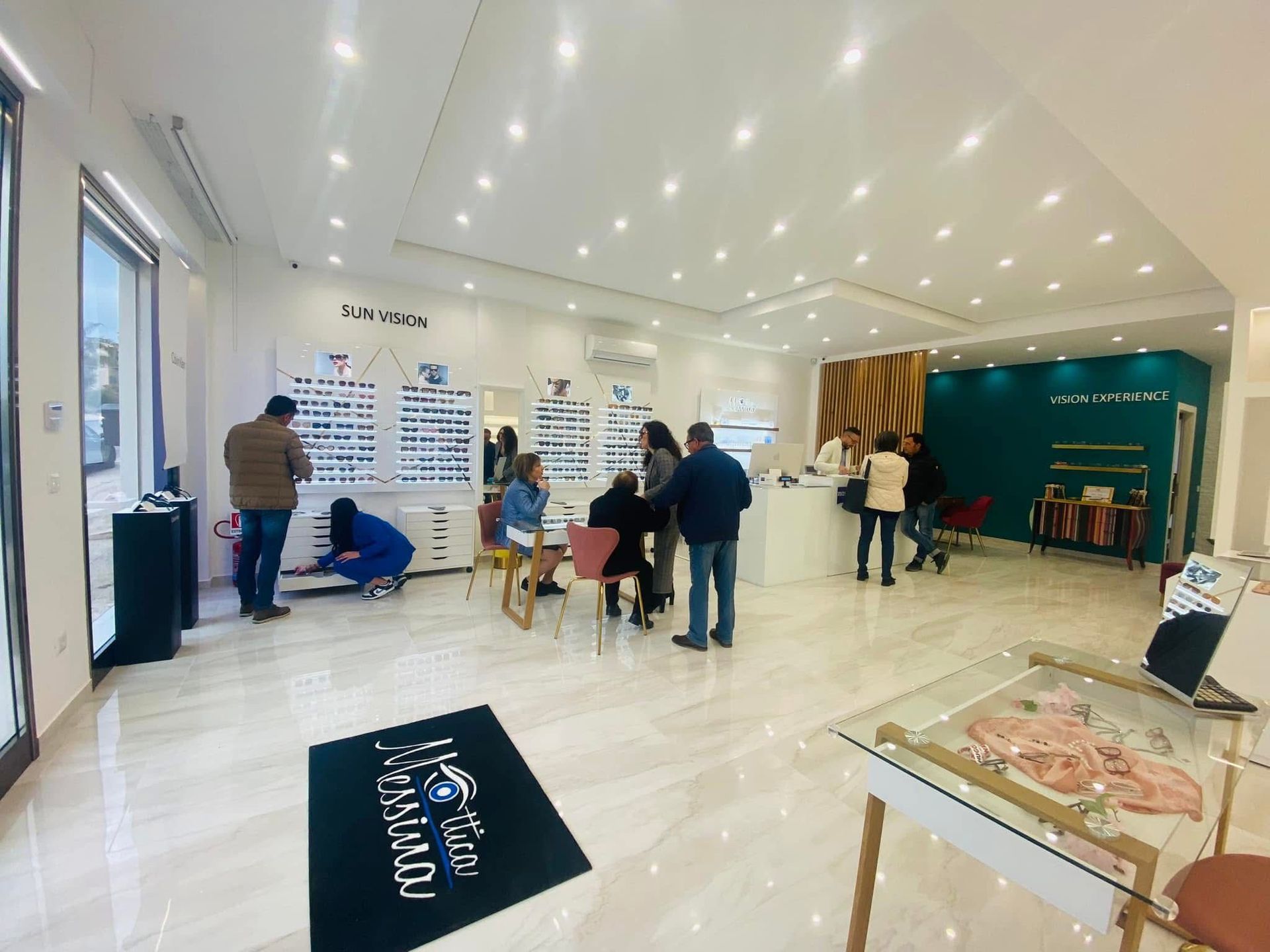 Negozio di ottica moderno e luminoso