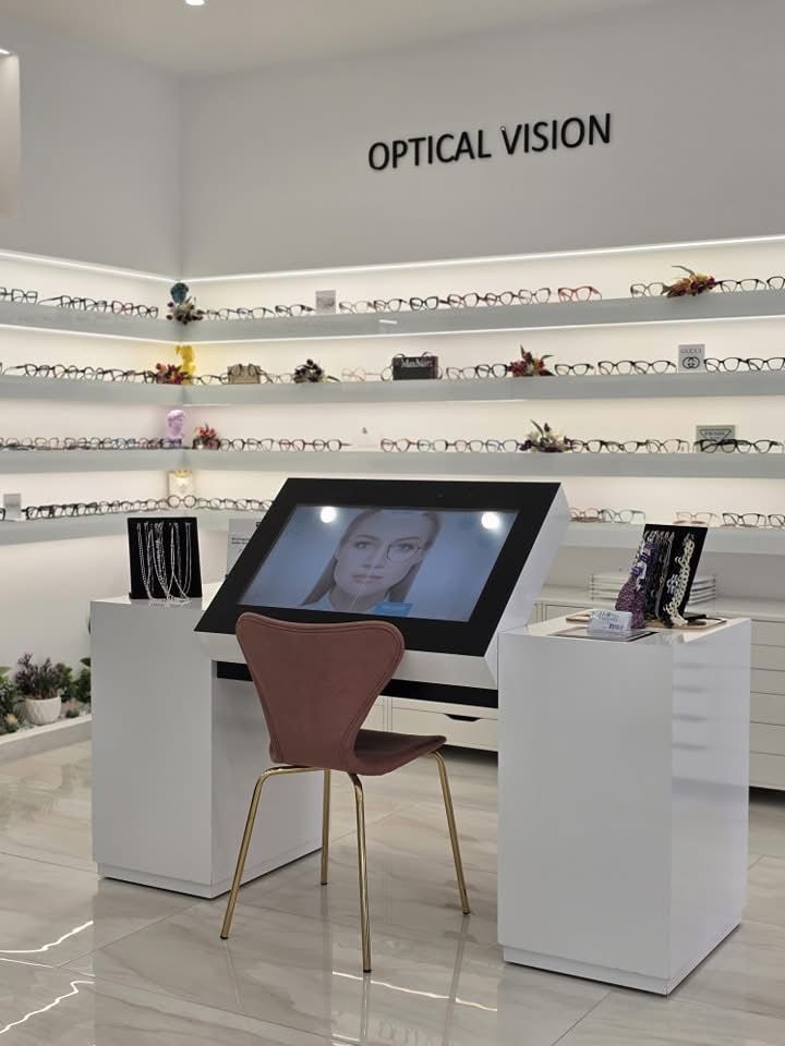 Un negozio di ottica con scaffali a parete che espongono occhiali