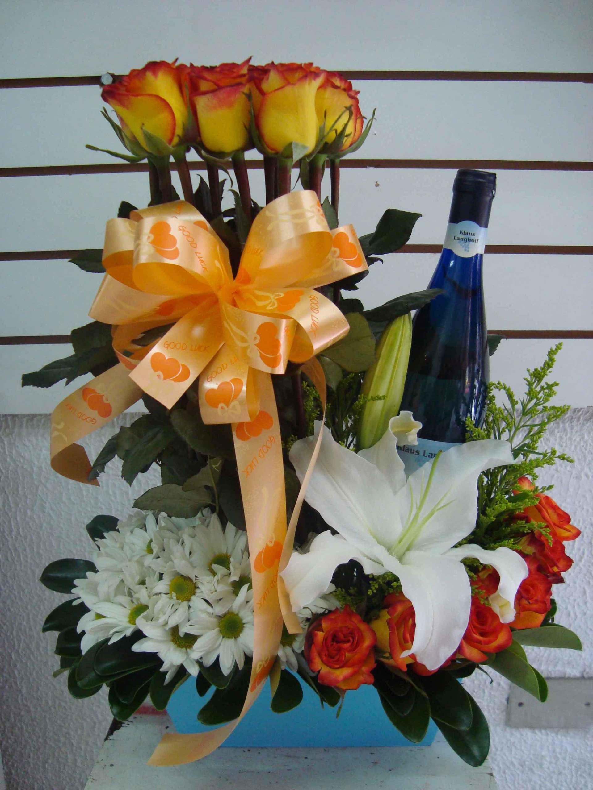 TATY FLORISTERIA - Rosas, crisantemo, liliums y botella de vino