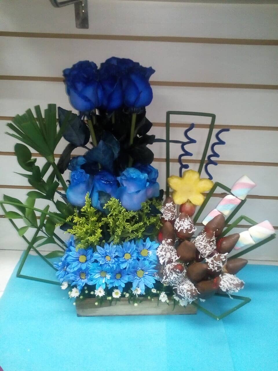 TATY FLORISTERIA - Girasoles, rosas, caja de chocolate y globo
