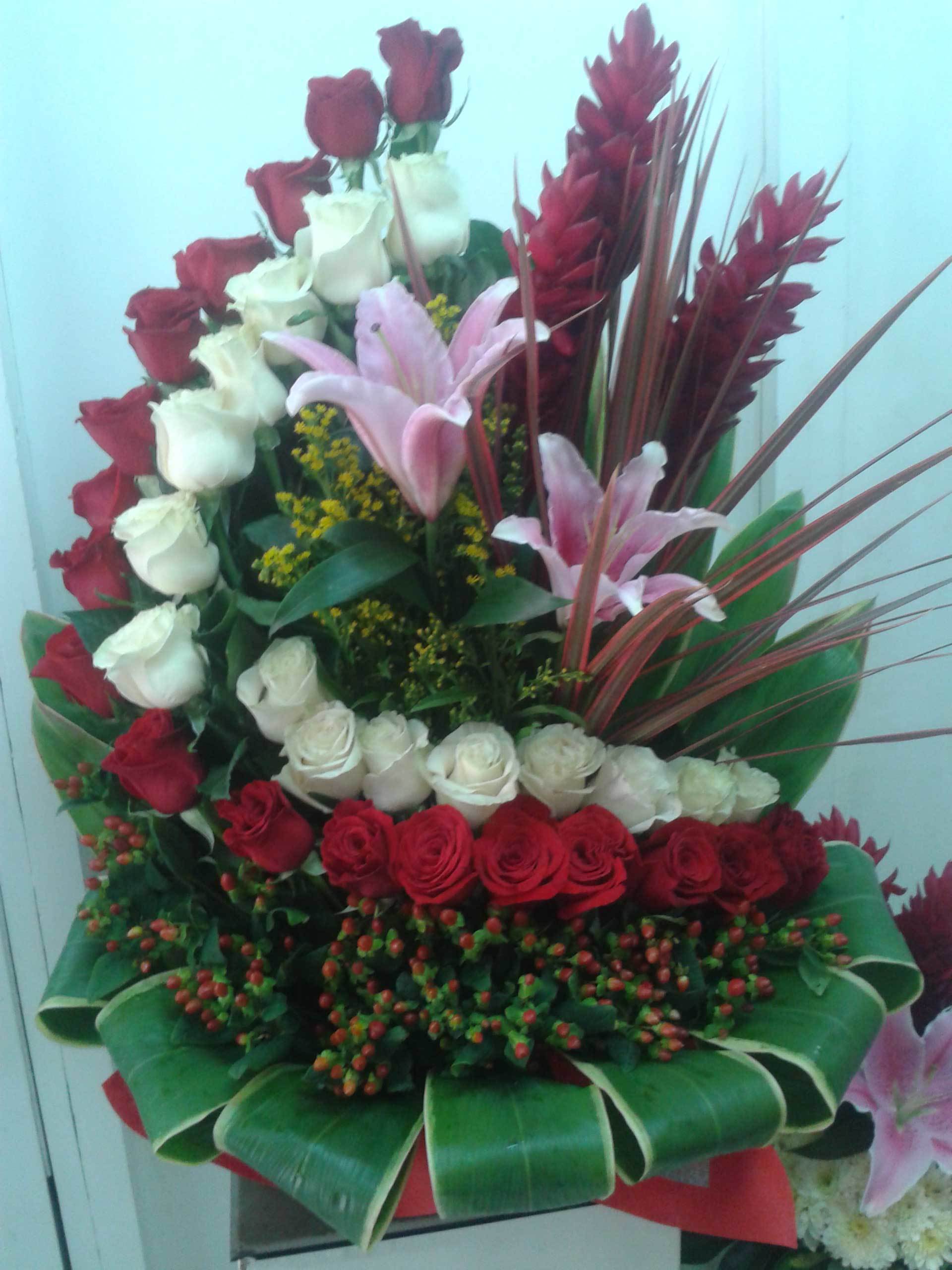 TATY FLORISTERIA - Rosas con liliums y flores tropicales