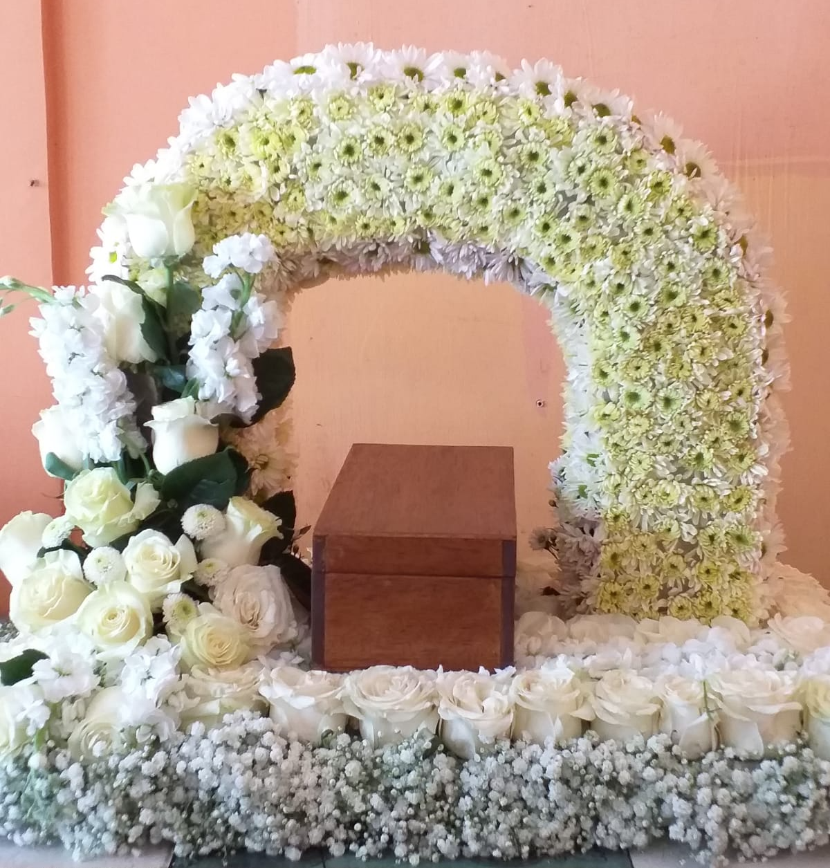 TATY FLORISTERIA - Arreglo de flores funeral de rosas con flores tropicales y liliums