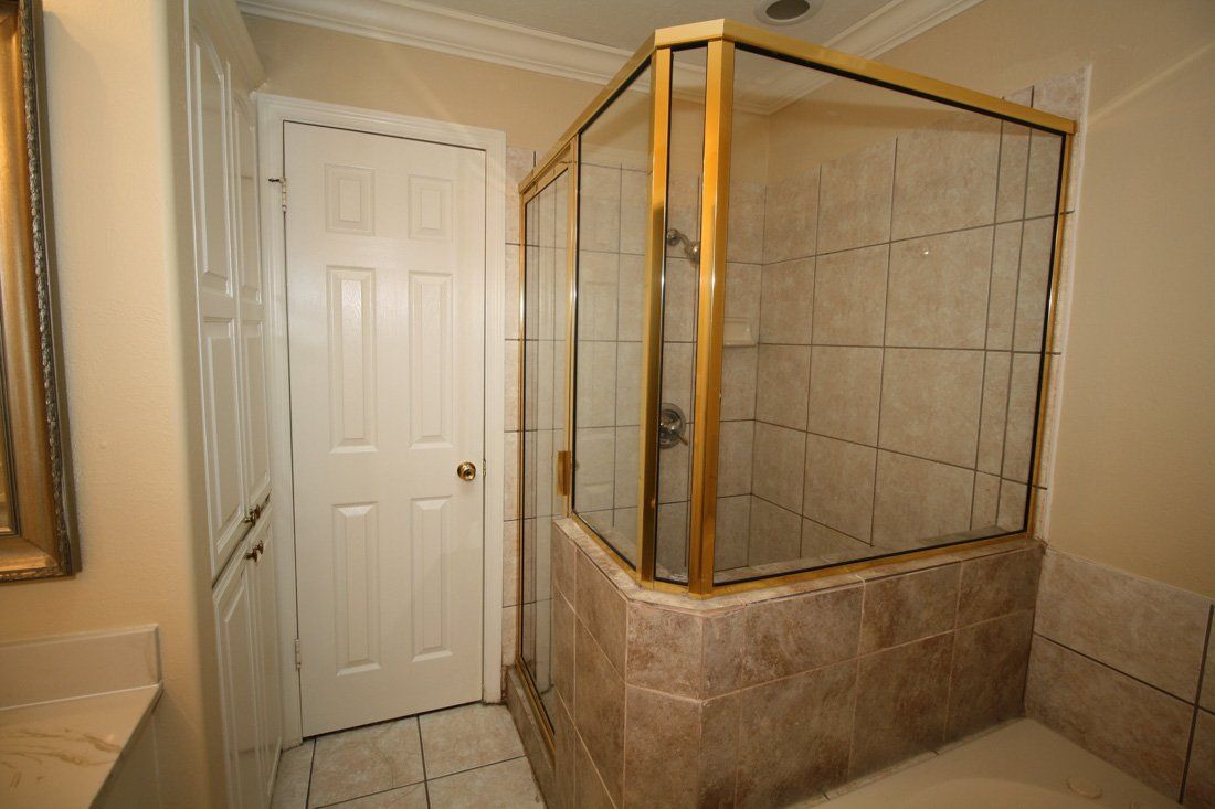 Asbury Place Condominium Bathroom | Desert Crest LLC