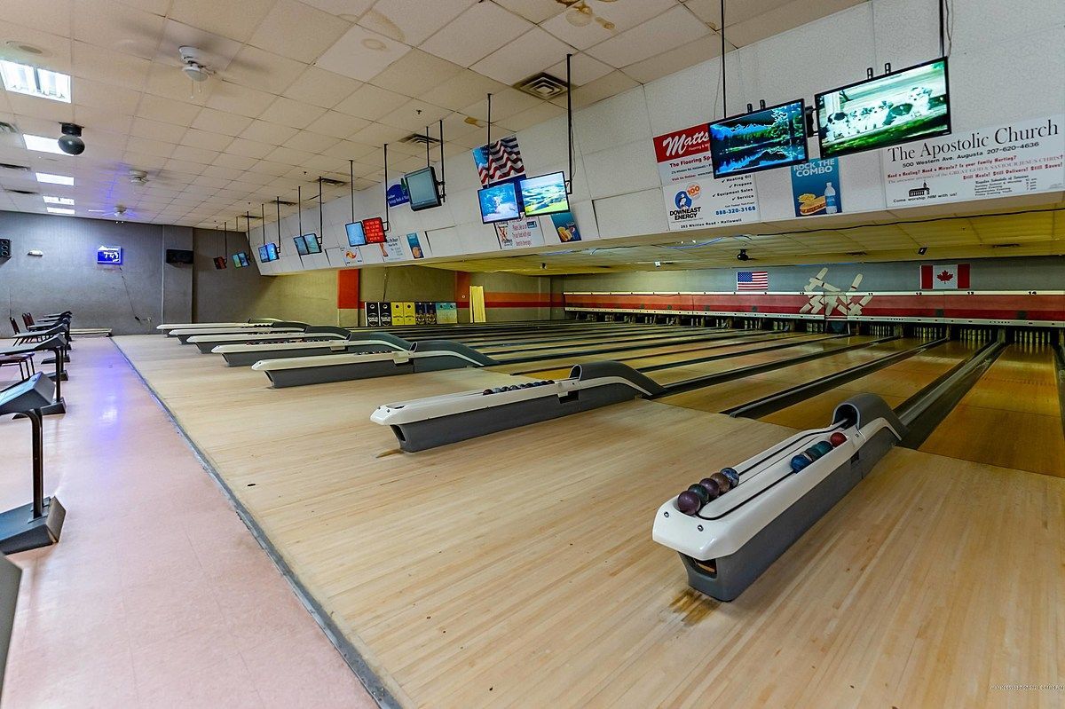 There are many bowling alleys in this bowling alley.