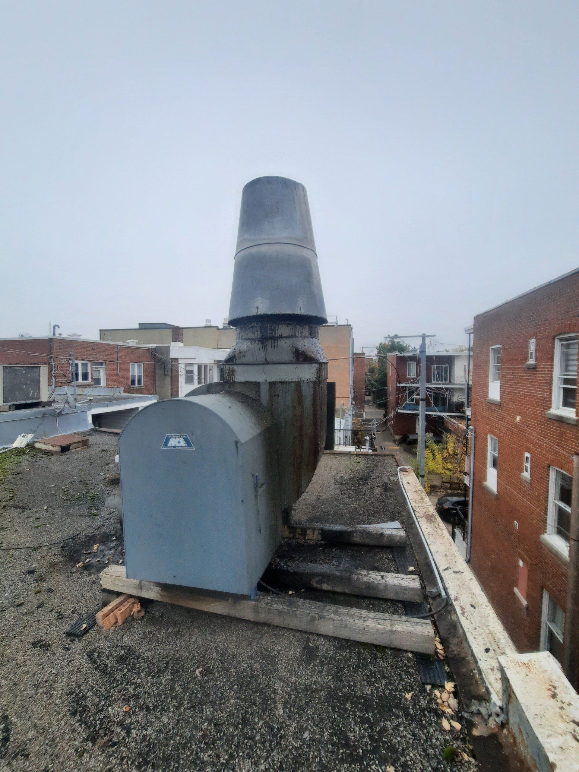 Le toit d’un immeuble est recouvert d’un gros objet métallique