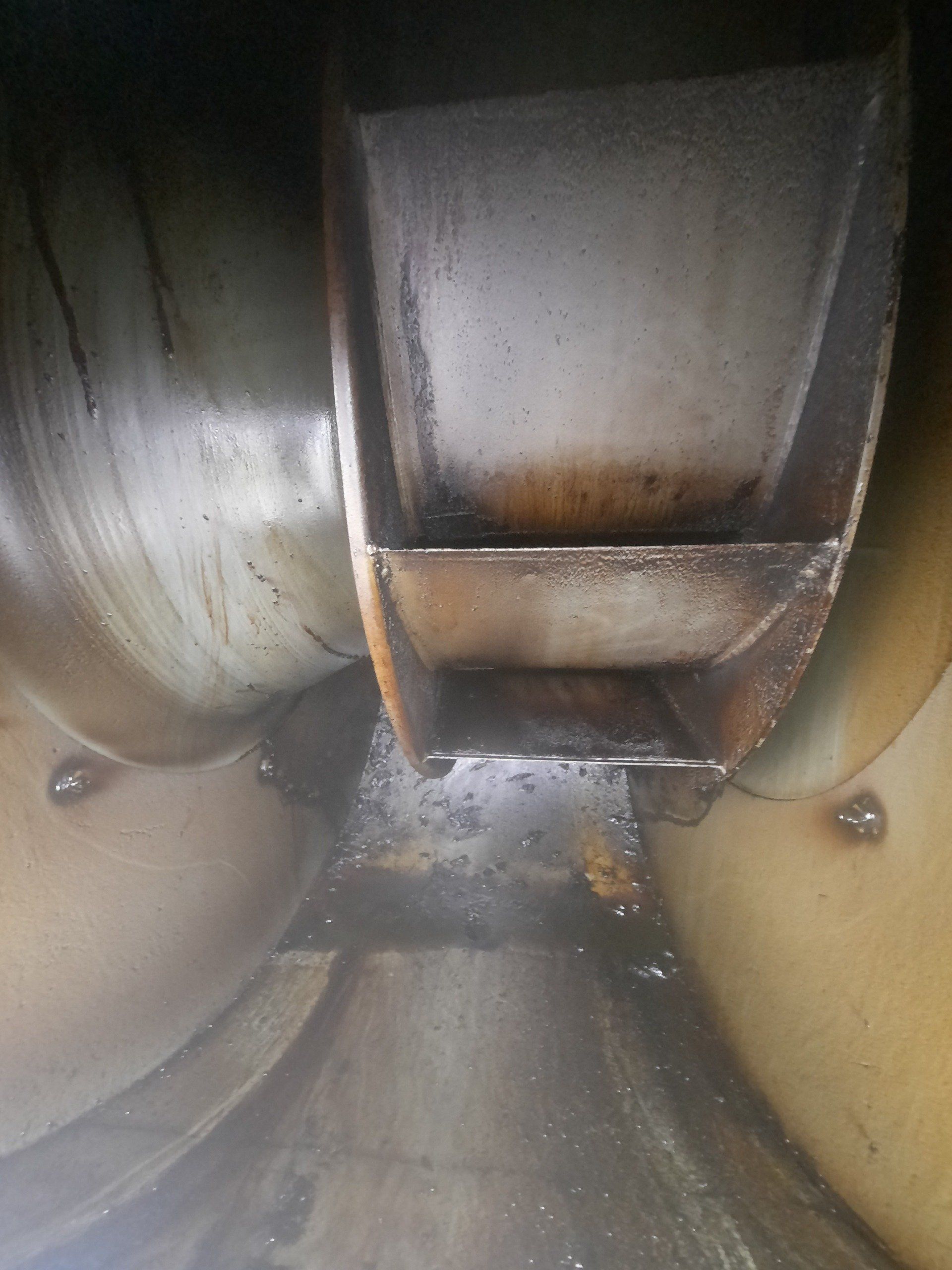 Un gros plan d un objet métallique dans une pièce.