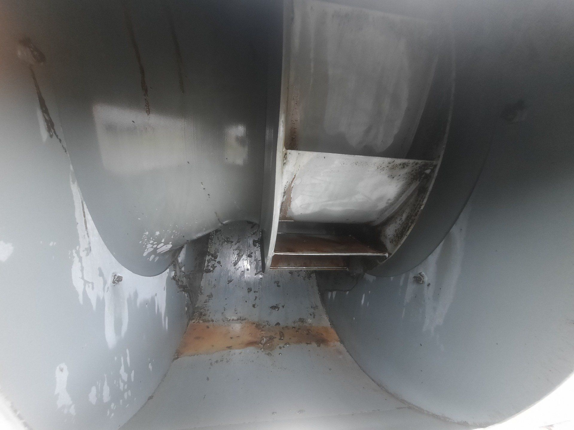 Un gros plan d’un tuyau métallique percé d’un trou.