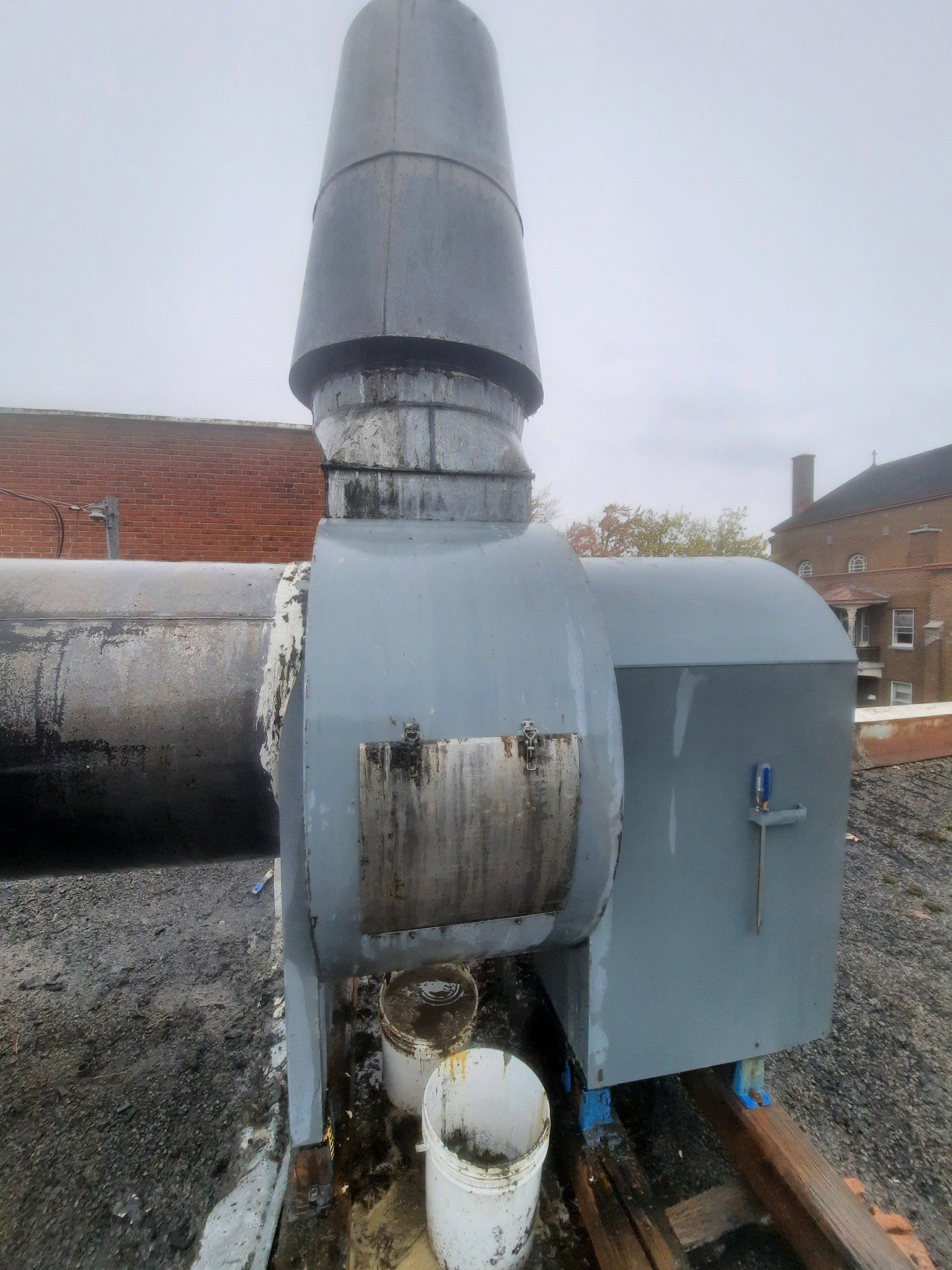 Un gros tuyau avec un seau devant