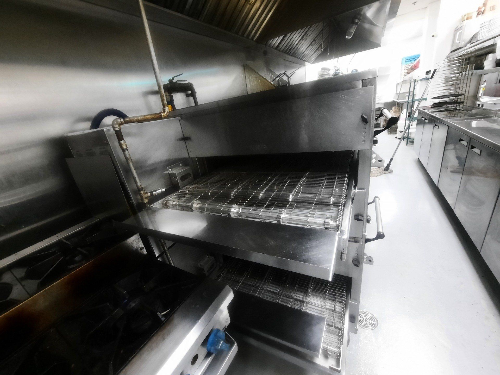 Un four en acier inoxydable se trouve dans une cuisine à côté d une cuisinière.