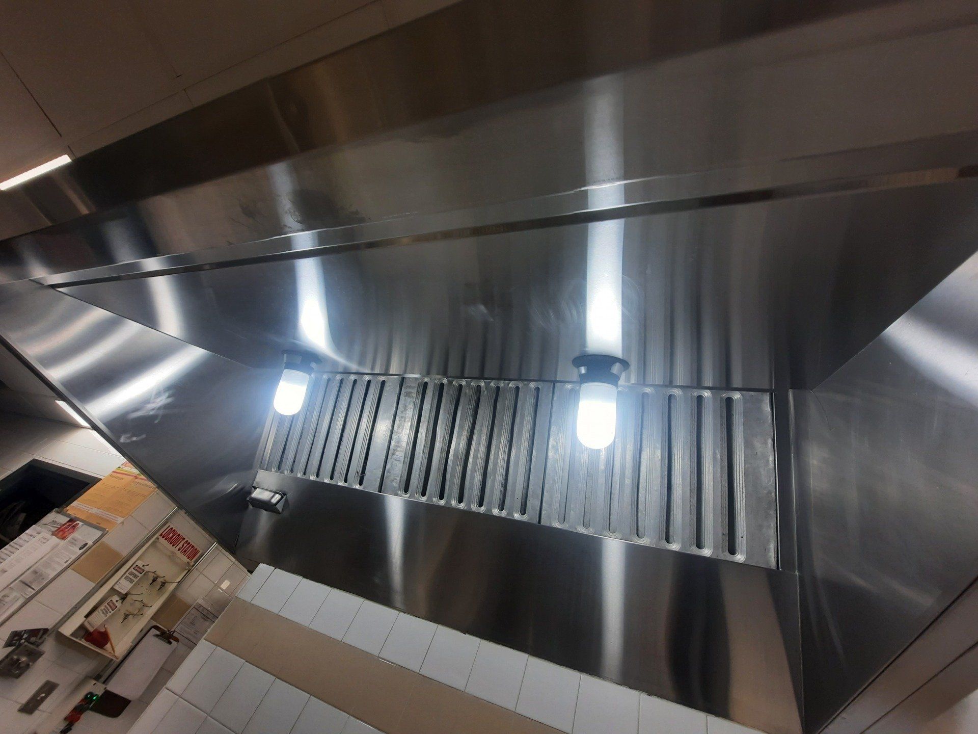 Une hotte en acier inoxydable avec une lumière dessus