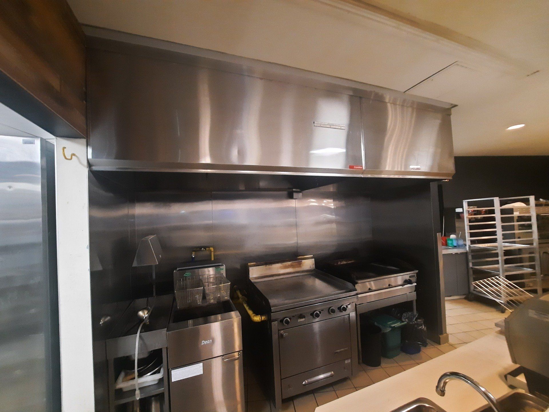 Une cuisine avec appareils électroménagers en acier inoxydable et une cuisinière.