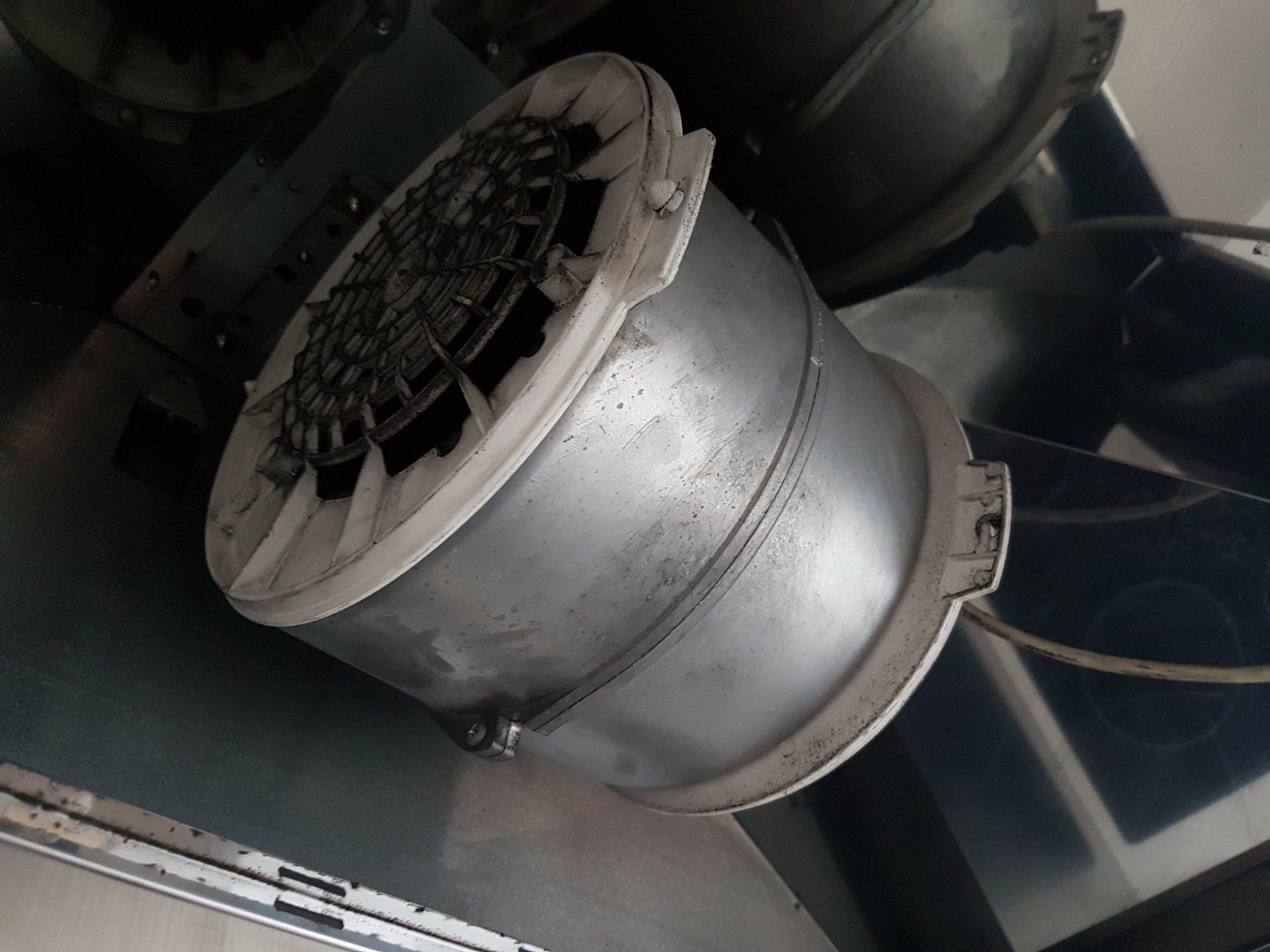 Un gros plan d un cylindre métallique avec un couvercle blanc