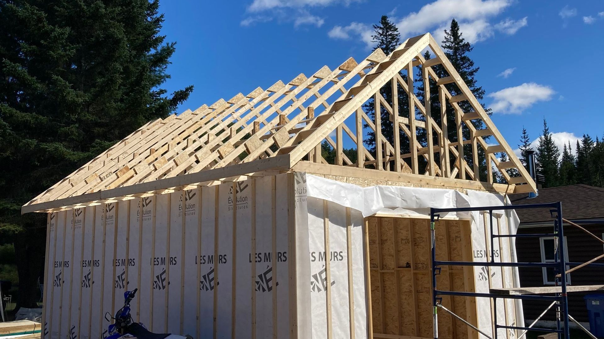 Un bâtiment est en construction avec un toit en bois.
