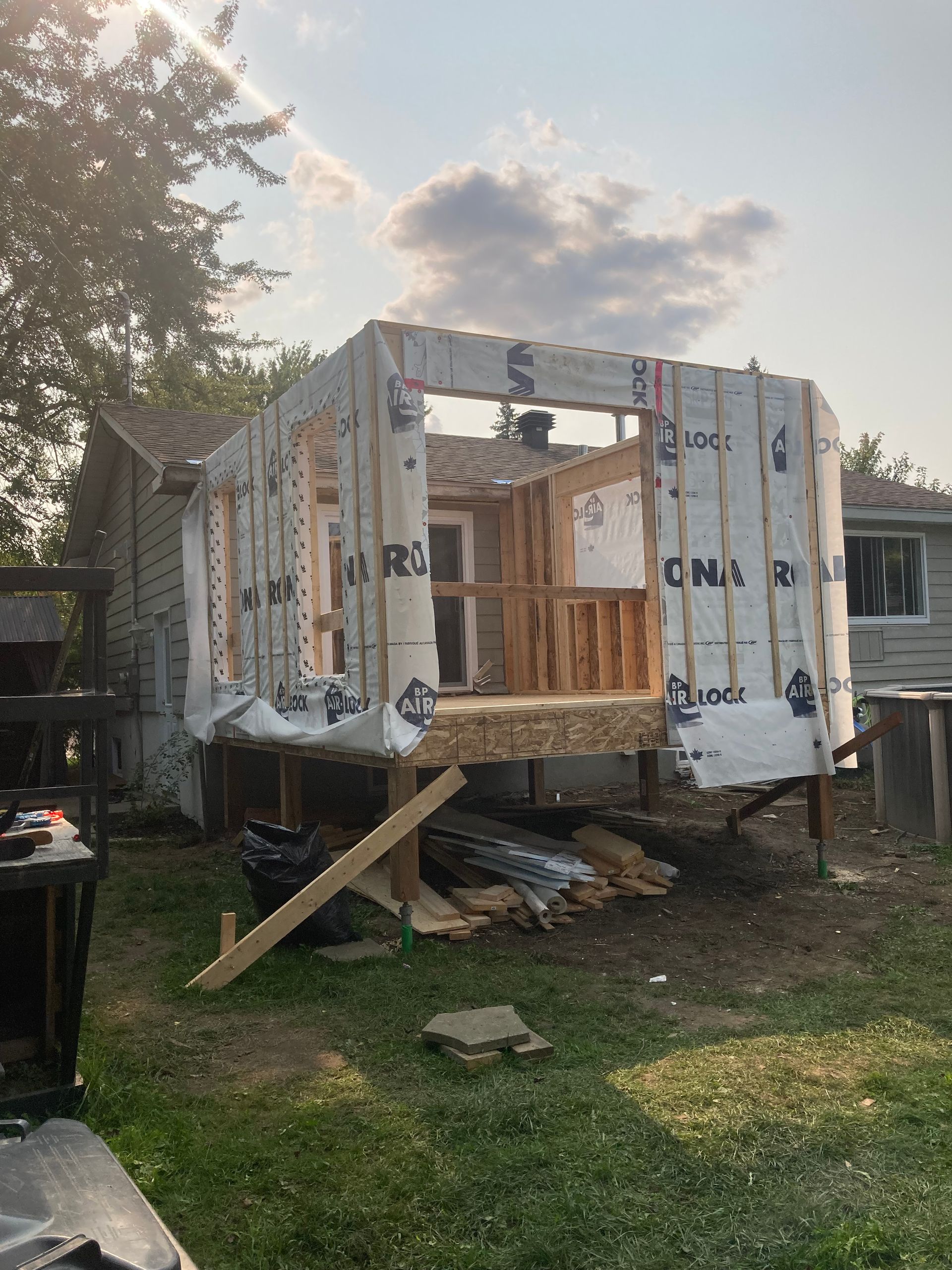 Une maison est en construction dans l'arrière-cour d'une maison.