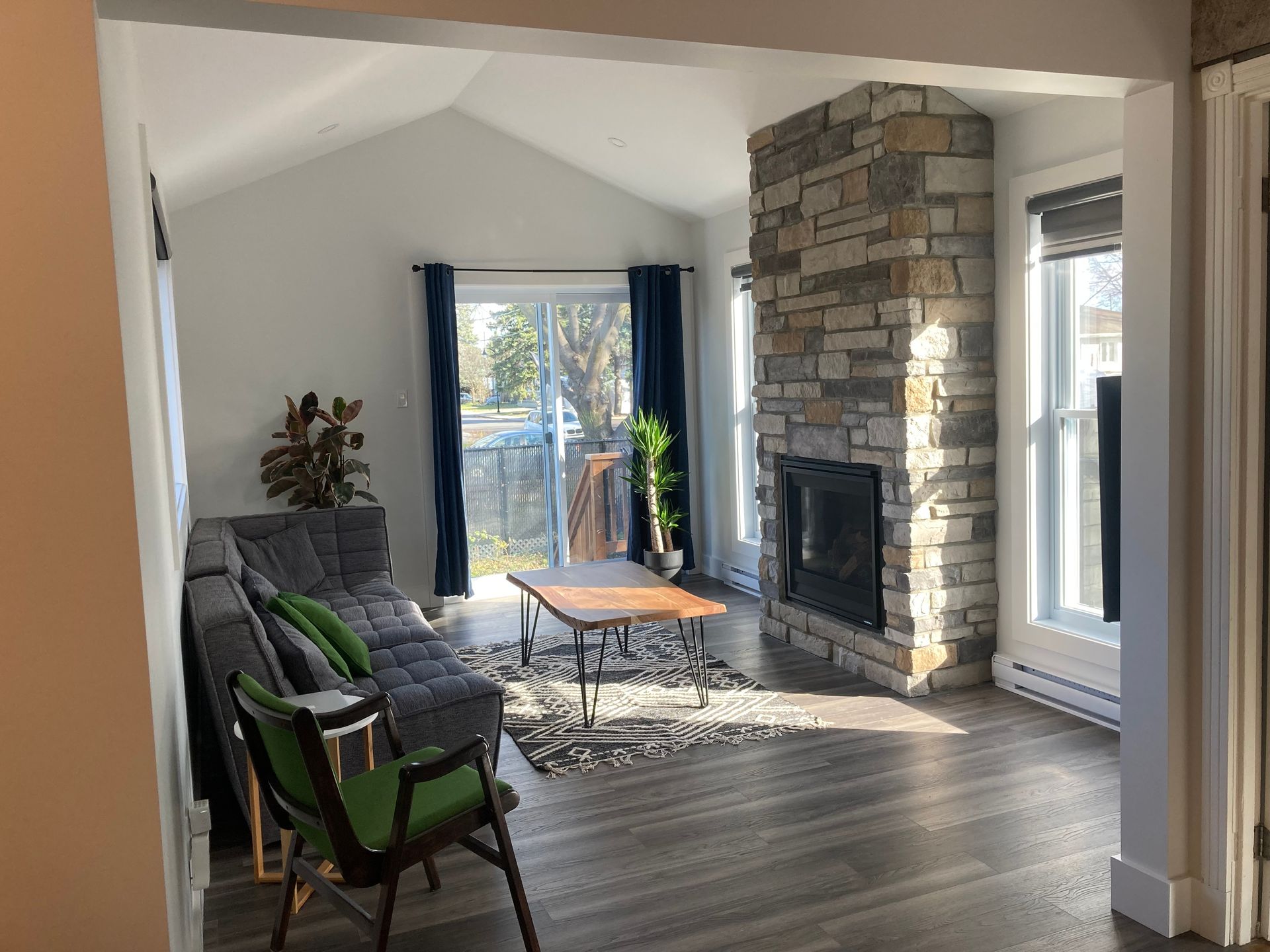 Un salon avec une cheminée en pierre et un canapé.