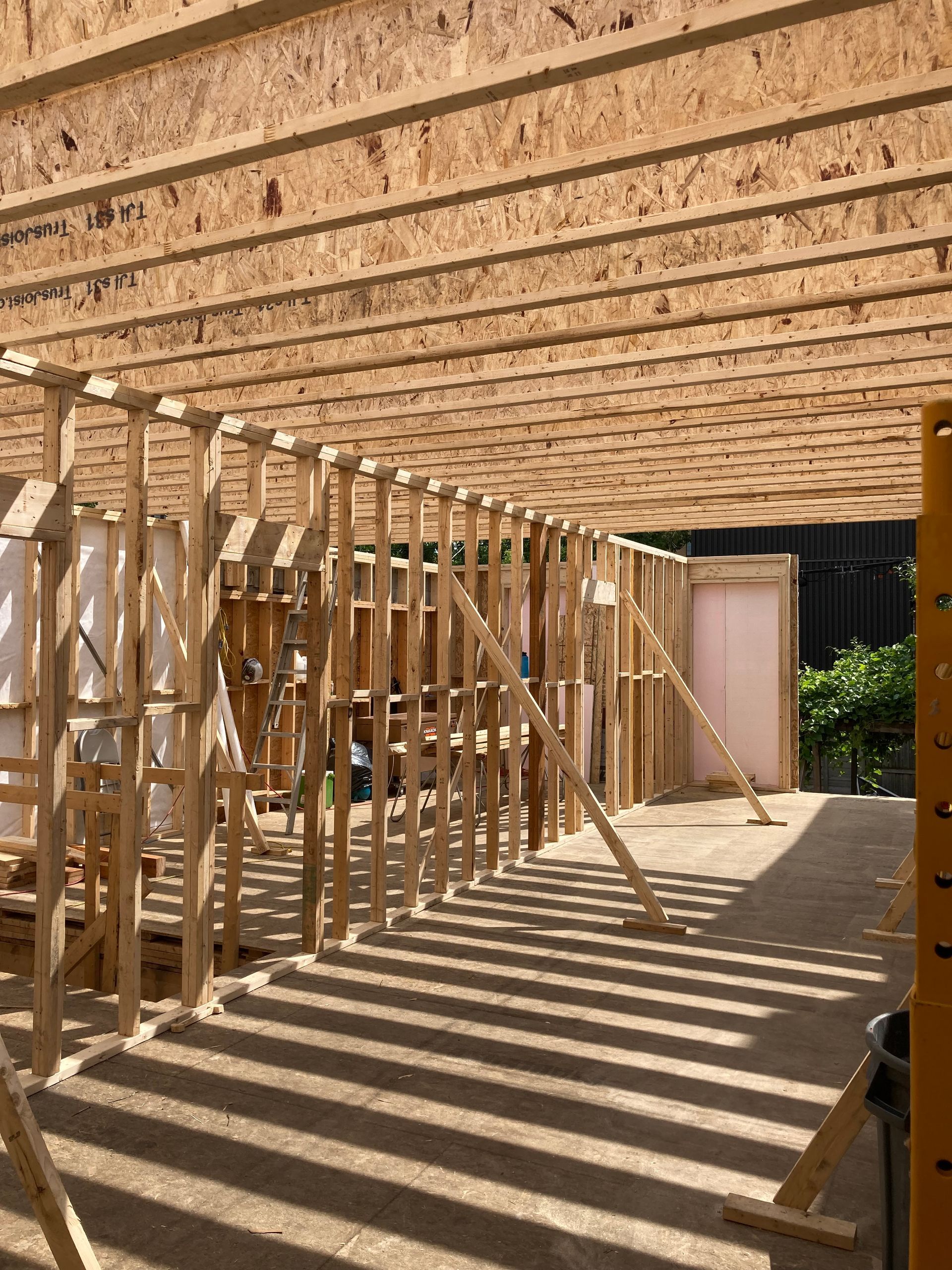 Un bâtiment en construction avec beaucoup de poutres en bois.