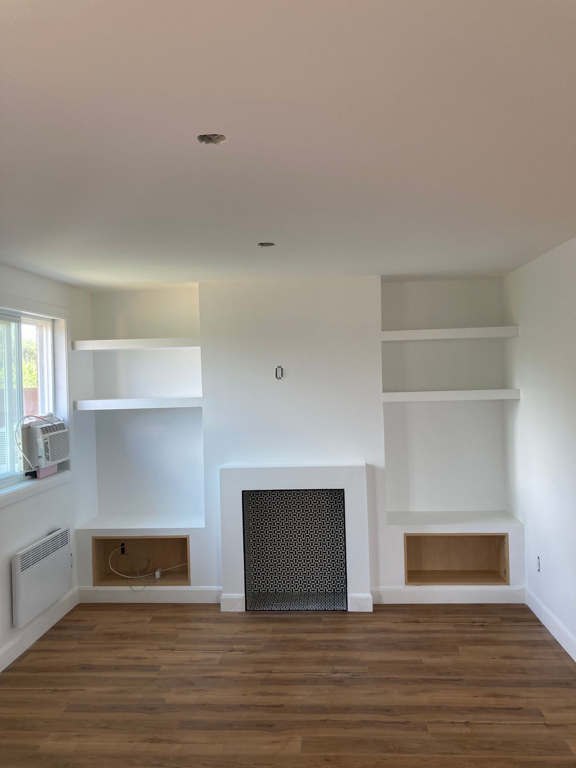 Il y a une cheminée au milieu de la pièce.