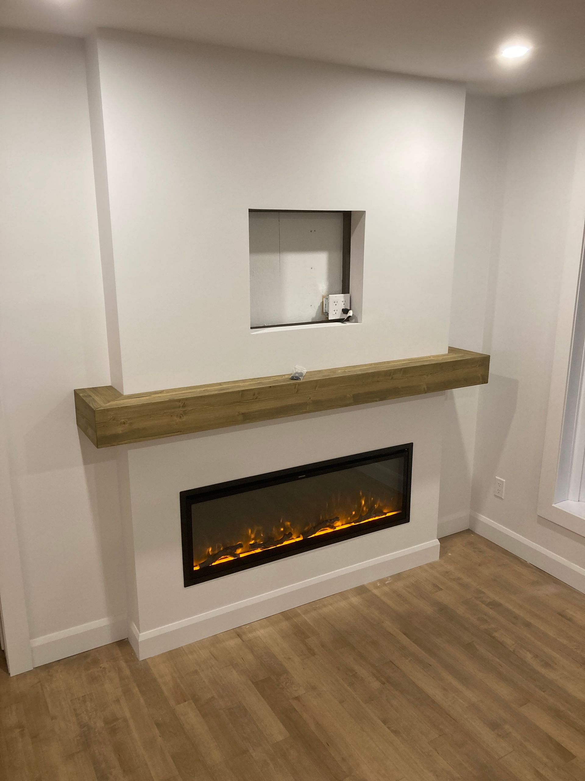 Un séjour avec cheminée et parquet.