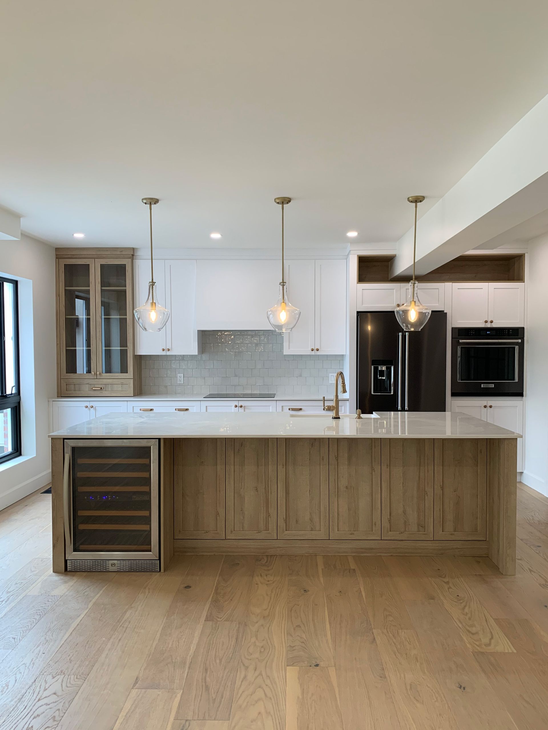 Une cuisine avec un grand îlot et un réfrigérateur.