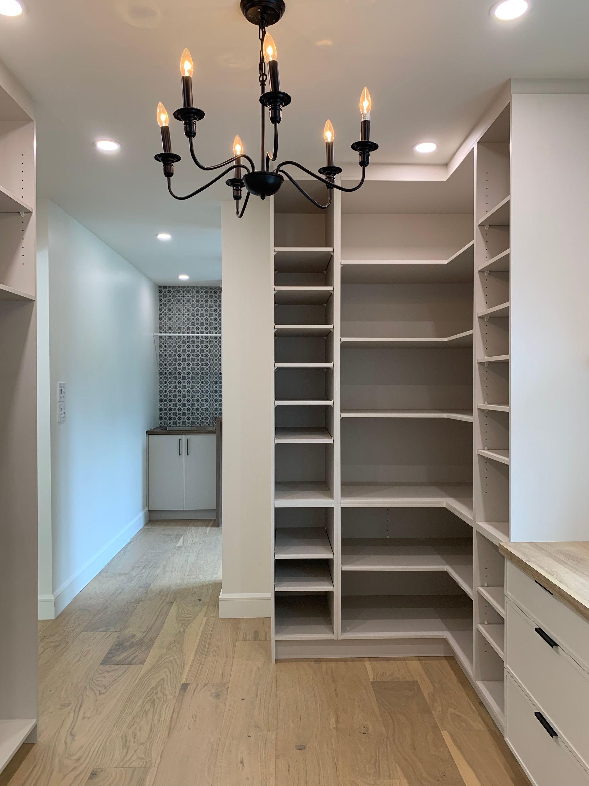 Un dressing avec un lustre suspendu au plafond