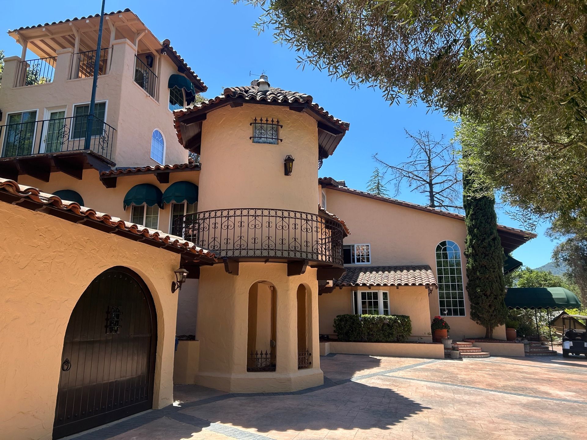 Epoxy flooring in a narrow hallway with a stone wall, gray speckled floor, and white trim. Gulf Coast logo.