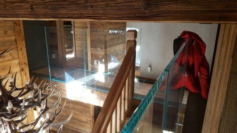 scale interne in legno con parapetti in vetro antisfondamento