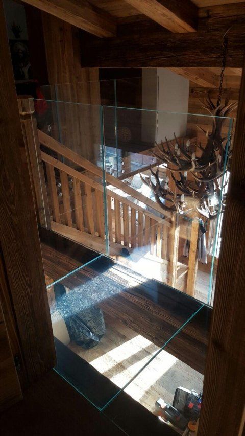 parapetto in vetro montato su soppalco in legno