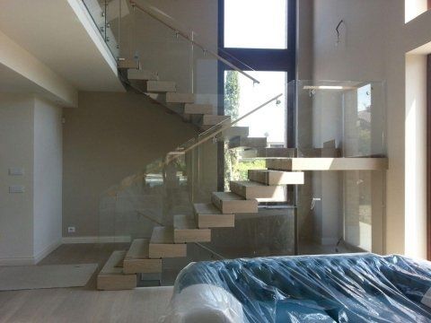 scale moderne da interno con balaustre in vetro