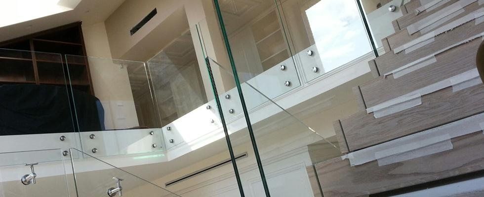 doccia moderna con ante in vetro