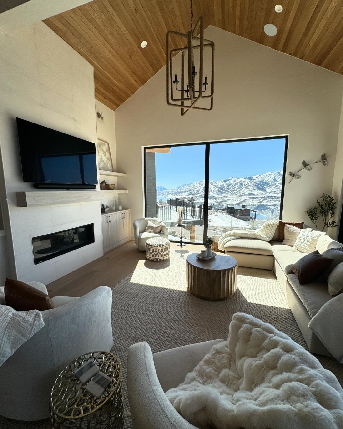 A living room filled with furniture and a flat screen tv