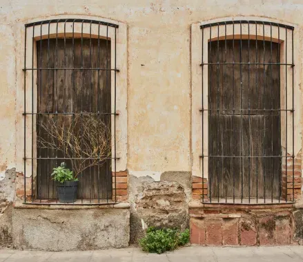 fachada con elementos metálicos oxidados