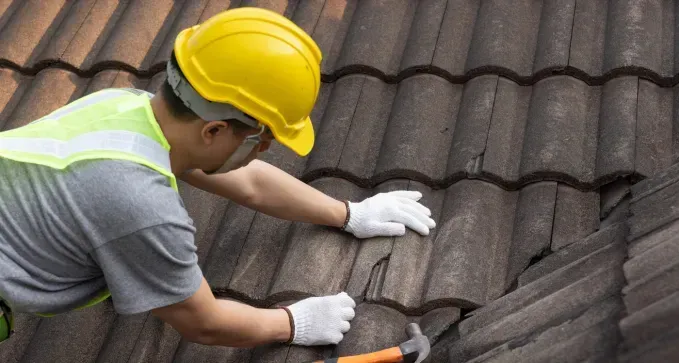 inspección del resultado de la reparación de un tejado de tejas