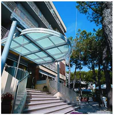 ingresso di albergo vicino al mare