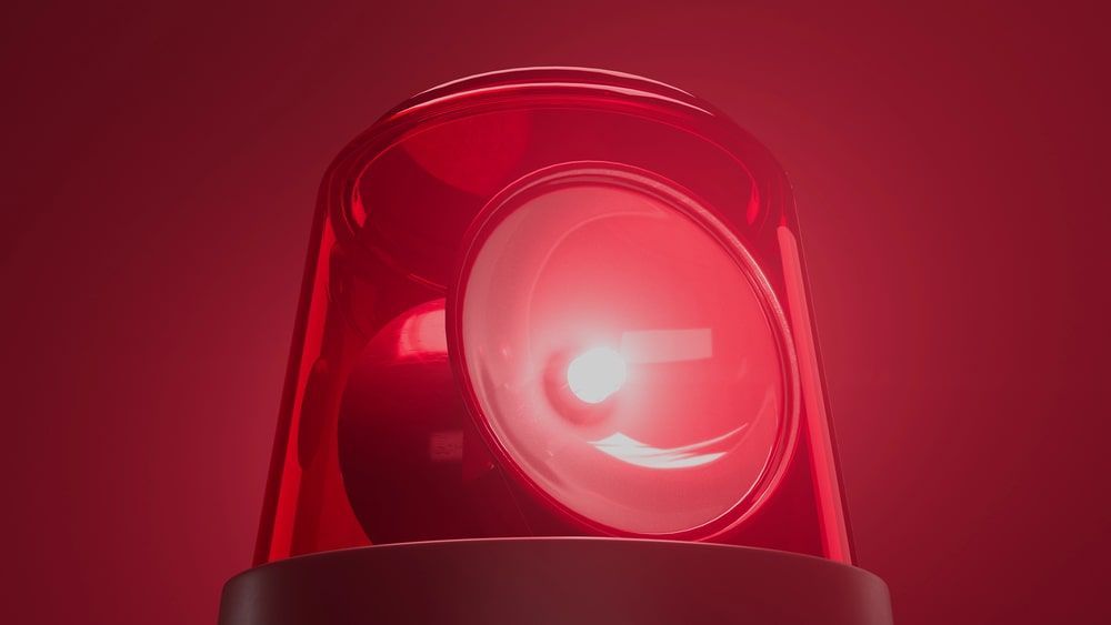 A close-up of a red emergency light for a fire alarm