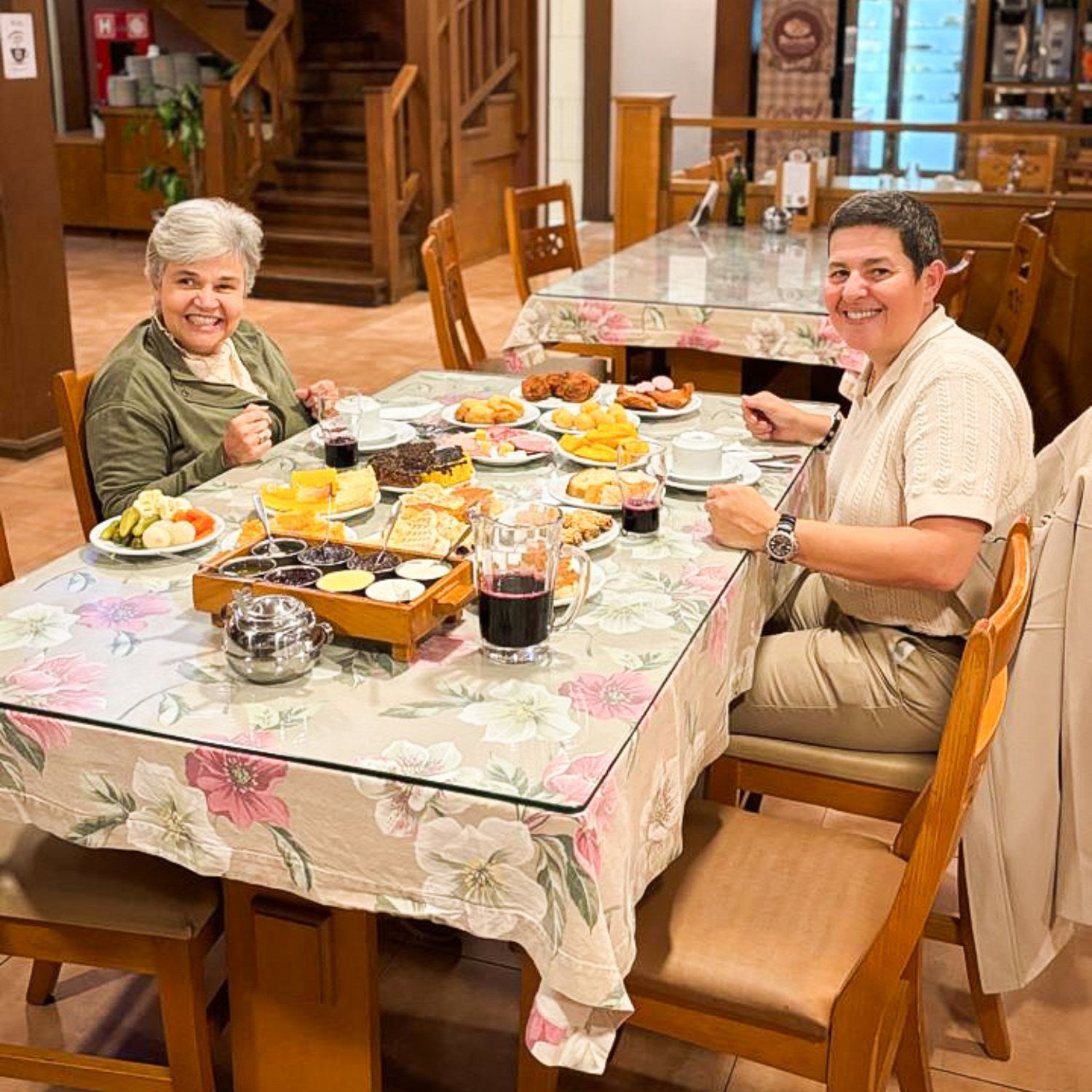 Atriz Claudia Rodrigues visita o Bela Vista Café Colonial em Gramado
