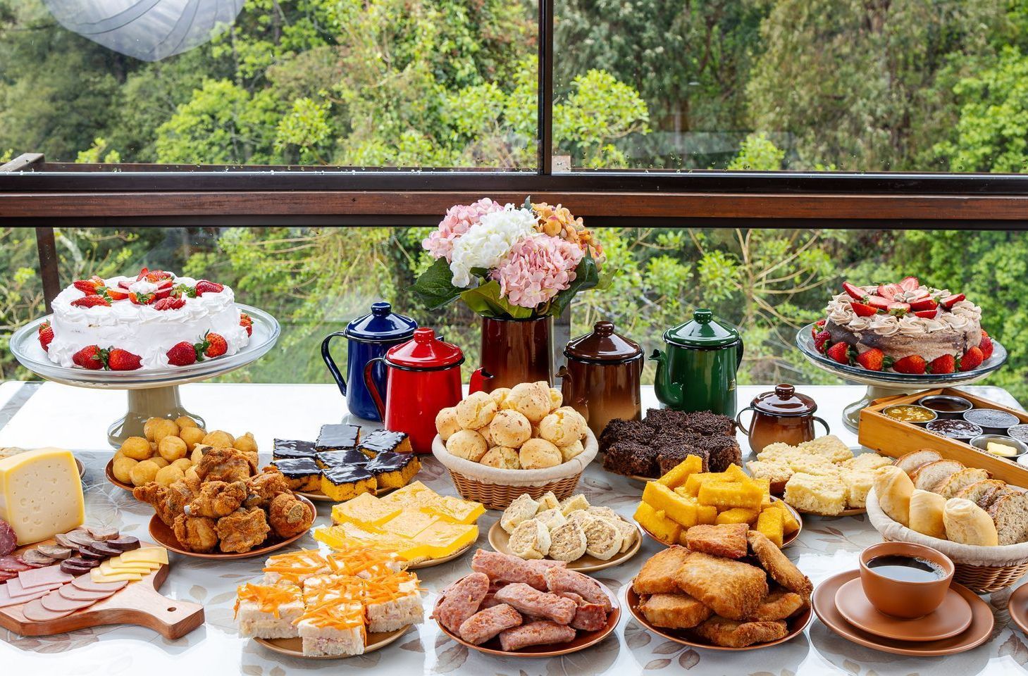 Mesa farta do Bela Vista Café Colonial em Gramado