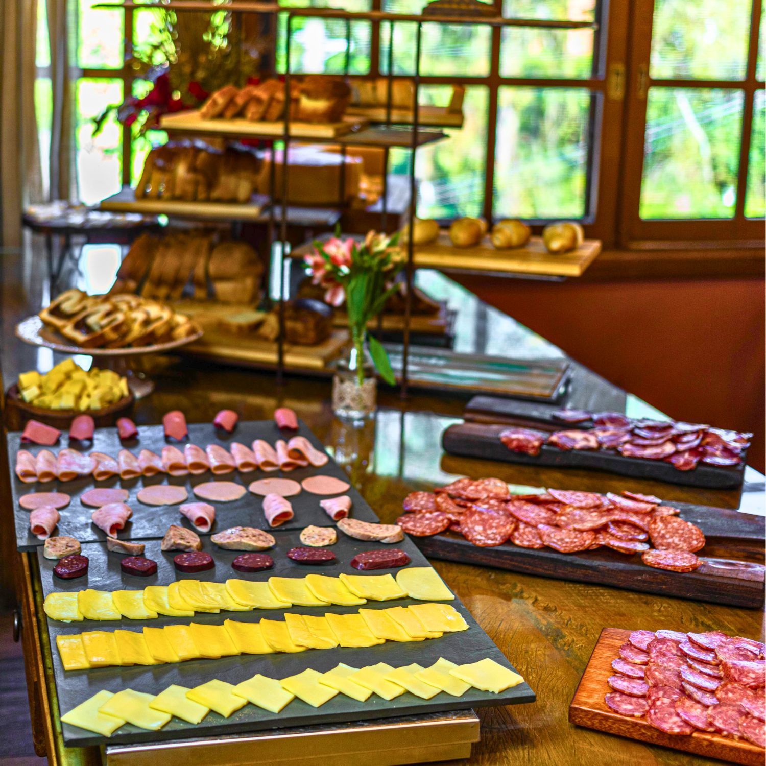 Mesa de antepastos com diversas opções de pães e frios no Bela Vista Café Colonial em Gramado Mesa de antepastos com diversas opções de pães e frios no Bela Vista Café Colonial em Gramado