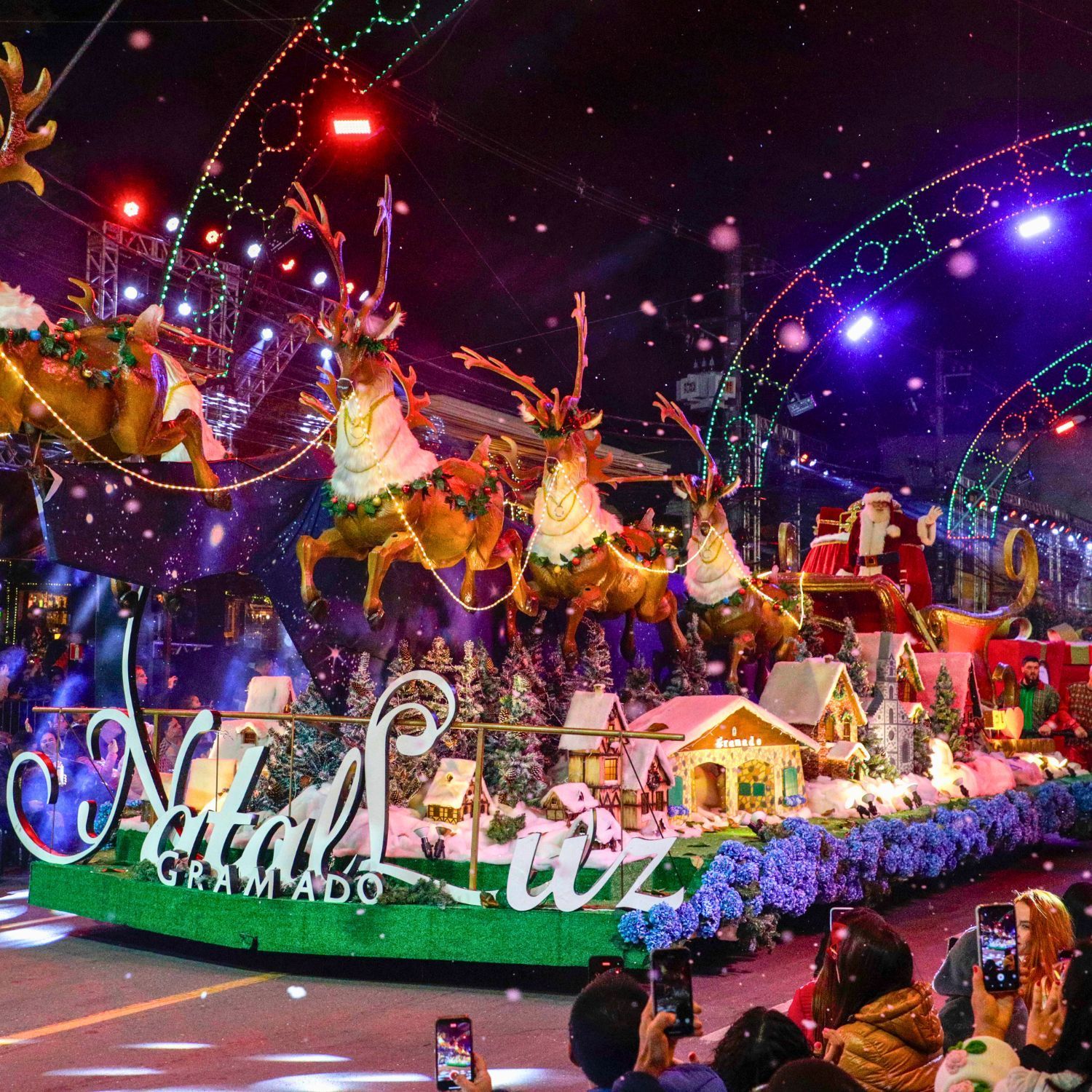 Papai Noel na Avenida das Hortênsias durante O Grande Desfile de Natal no Natal Luz Gramado 2024 - Foto Cleiton Thiele