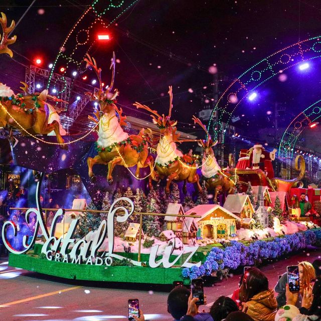 Papai Noel com o trenó e as renas na Avenida das Hortênsias durante o Grande Desfile de Natal no Natal Luz Gramado 2024 - Foto Cleiton Thiele