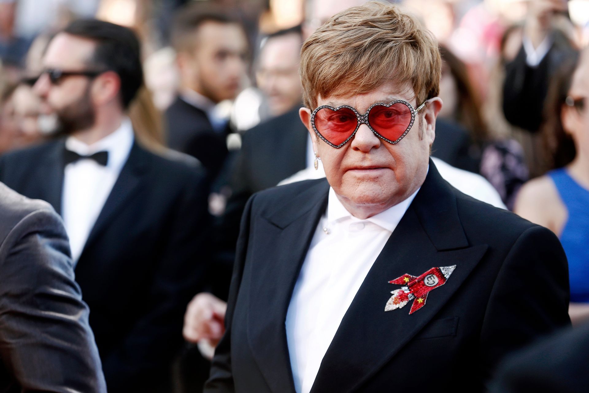 Zanger en artiest Elton John met rode bril.