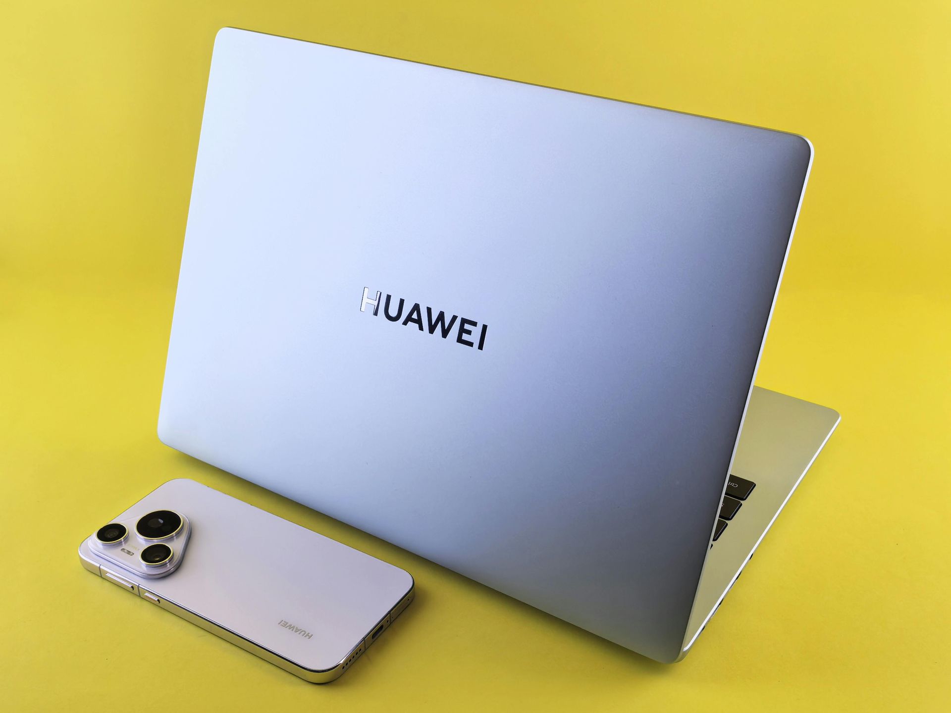 Een laptop en smartphone van de Chinese technologiegigant Huawei.