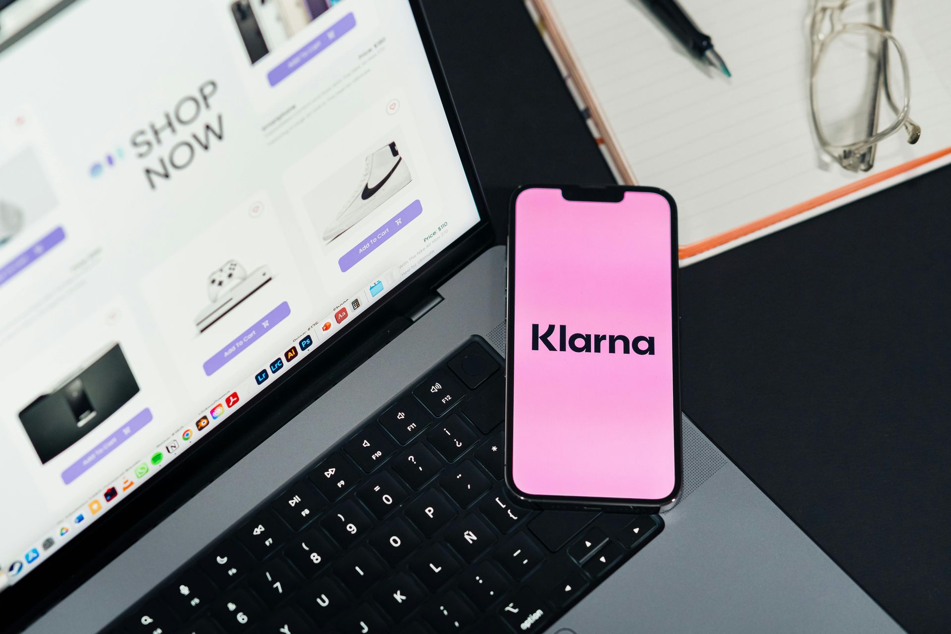 Een smartphone met daarop groot op een roze achtergrond het logo van Klarna.