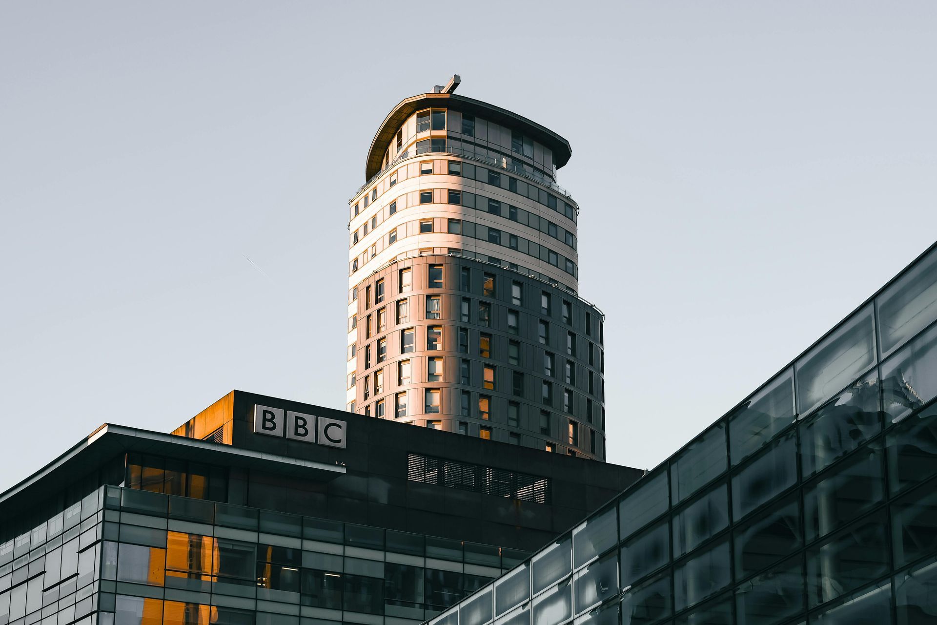 Het logo van de BBC op het hoofdkantoor in Londen.