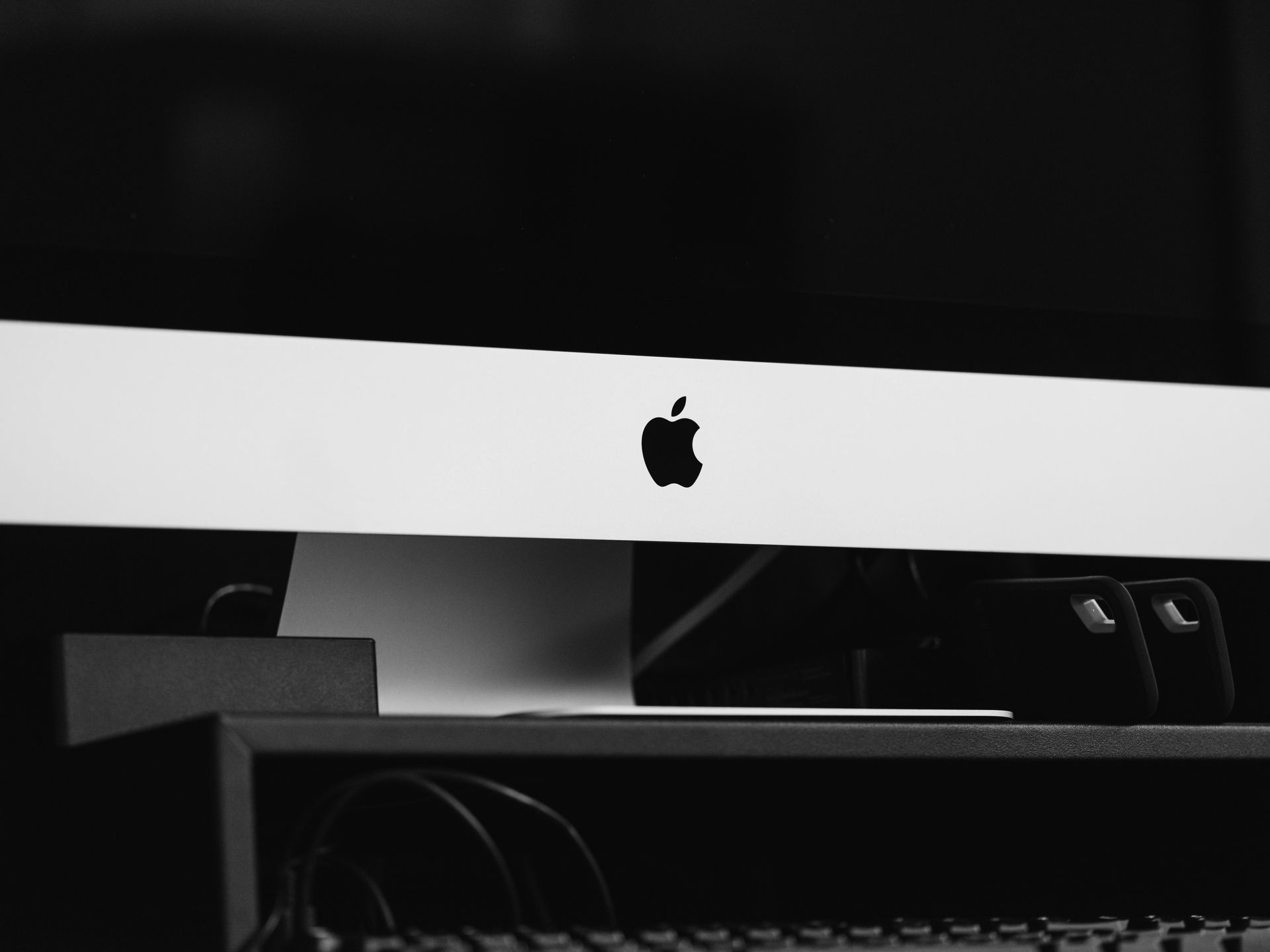 Het Apple-logo op een iMac-desktopcomputer.