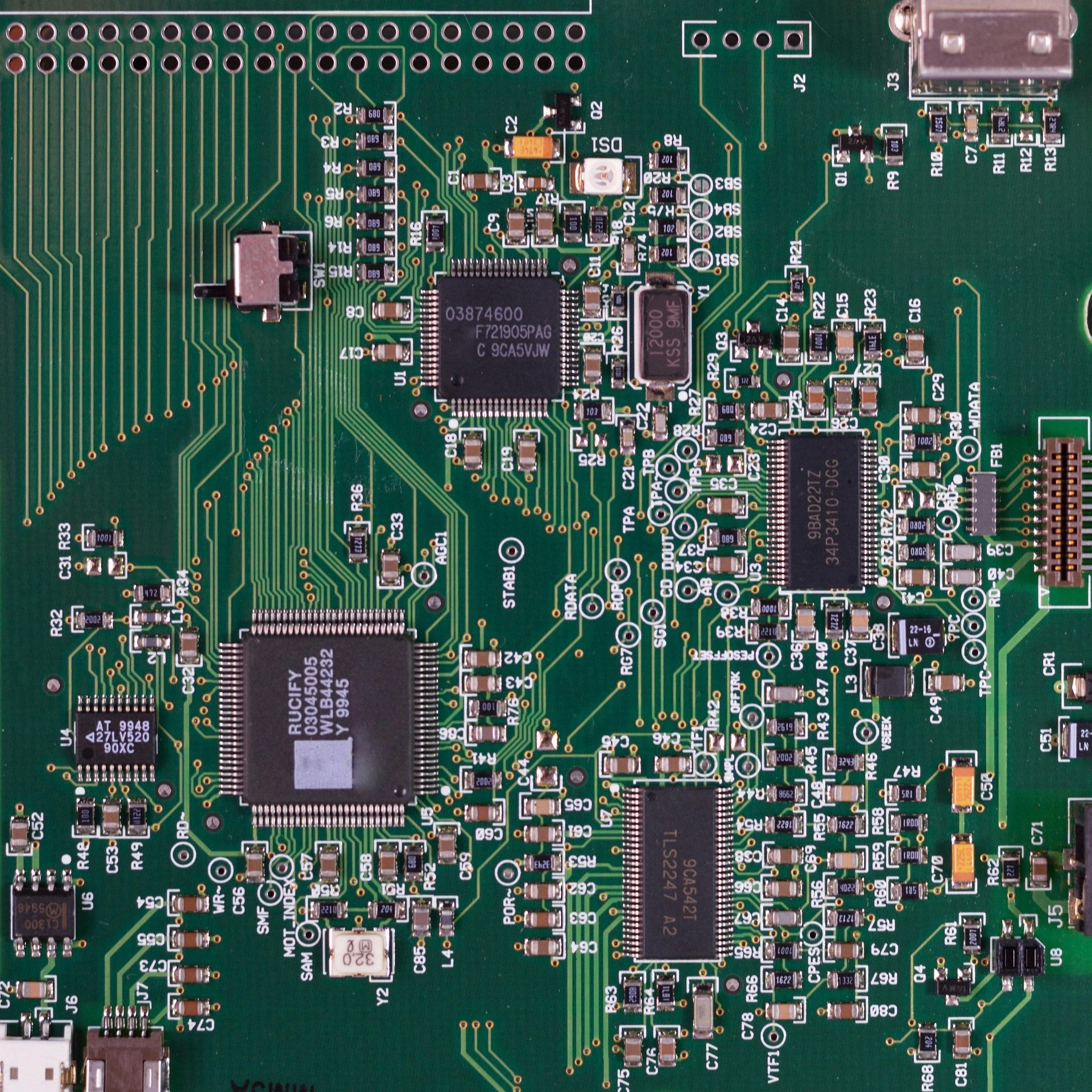 Computerchips op een groene printplaat.