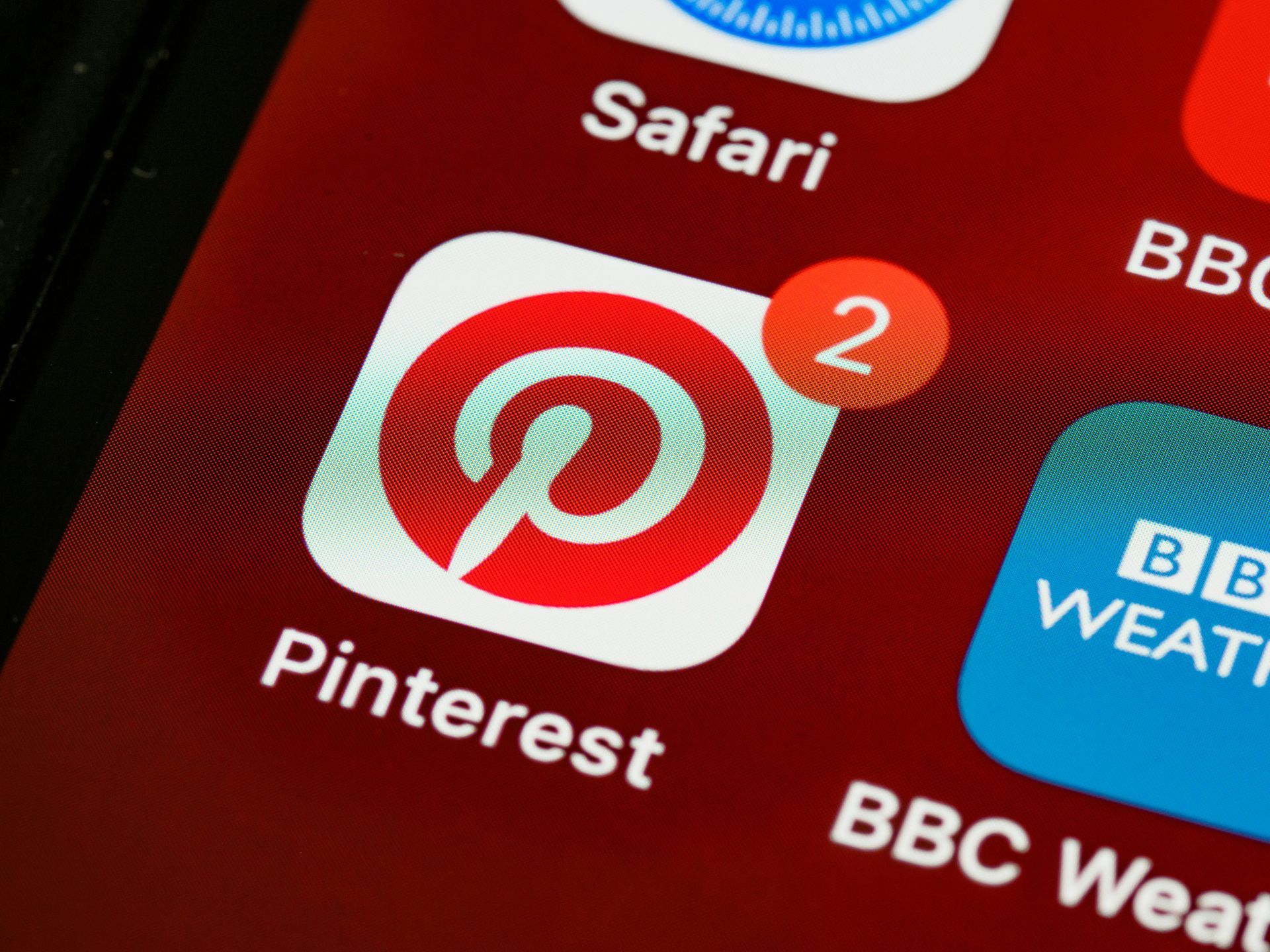 De app van Pinterest op het scherm van een smartphone.