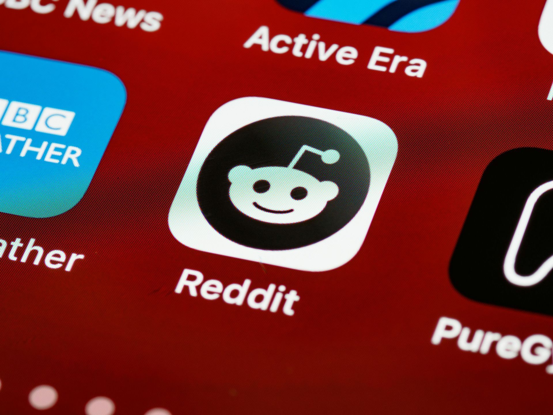 Het icoon van de Reddit-app op een smartphone.